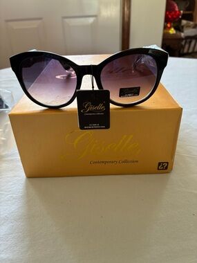 Giselle Women’s Black Round Sunglasses with Gradient Purple Lenses